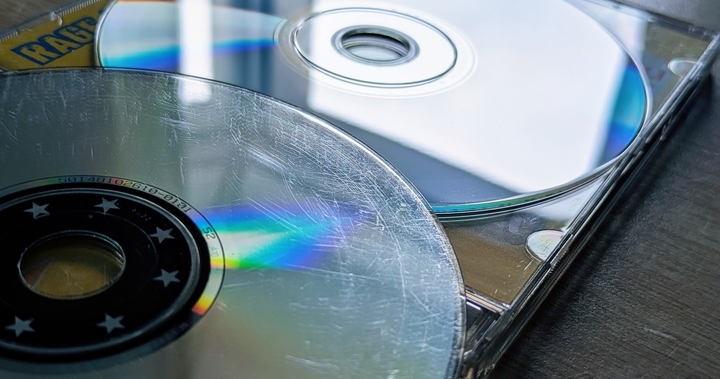 Après 30 ans d'écoute, certains disques sont trop abimés pour être converti en FLAC, et j'ai dû en racheter plusieurs. On remarque aussi la différence de pressage sur l'imprimé à l'intérieur.